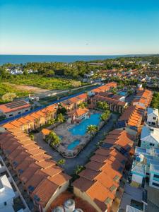 an aerial view of a resort with a swimming pool at Apartamento Duplex Jerusalém I in Porto Seguro