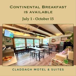 a restaurant with tables and chairs in a room at Claddagh Motel & Suites in Rockport