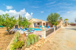 The swimming pool at or close to Villa César