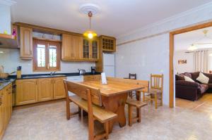 A kitchen or kitchenette at Villa César