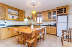 A kitchen or kitchenette at Villa César