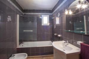 A bathroom at Villa César