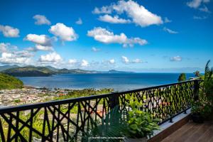 Blick auf den Strand vom Balkon in der Unterkunft L'échappée verte Appart entier sans coupure d'eau in Mtsamgamouji