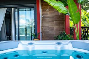 eine blaue Badewanne vor einem Haus in der Unterkunft L'échappée verte Appart entier sans coupure d'eau in Mtsamgamouji