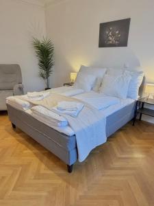 a bed with blue sheets and pillows in a room at Stilvolles Apartment im Herzen von Krems in Krems an der Donau
