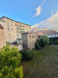 a view of a city with buildings and a yard at Stilvolles Apartment im Herzen von Krems in Krems an der Donau
