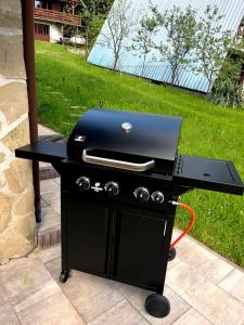 a grill with a laptop on top of it at Leśny Poranek in Iwkowa