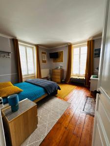 a bedroom with a bed and a wooden floor at Chambres Dhôtes Numéro 1 in Châteaulin