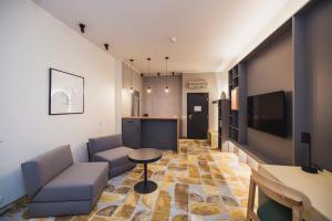 ein Wohnzimmer mit Sofa und Tisch in der Unterkunft Hotel Soho - Renovated 2026 in Tartu