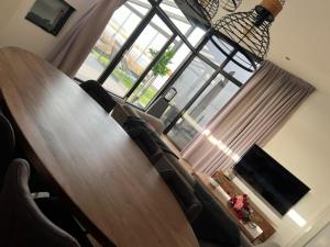 a conference room with a long table and chairs at Luxus Chalet Visarend 13 Strandkristall in Hulshorst