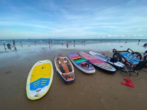 a group of kayaks sitting on the beach at Hera motel in Xã Như Lâm +8 photos
