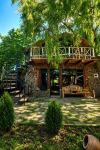 ein Steinhaus mit einer Treppe davor in der Unterkunft Fish Hotel in Akhalk'alak'i
