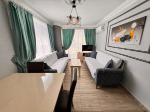 a living room with a couch and a table at Alanya polat tatil evleri in Alanya