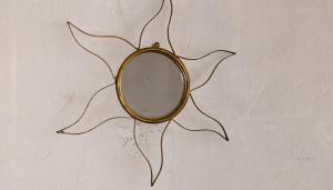 a mirror sitting on top of a wall at Hotel Montreal in Abadiânia