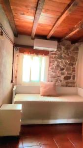 a room with a bed in a room with a window at Casa Rural La Changa in Losar de la Vera