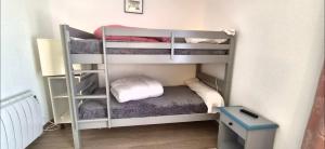 a small room with bunk beds with a ladder at Gravezon in Lunas