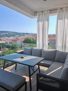 a living room with a couch and a table at Villa apartment Laganini in Okrug Gornji