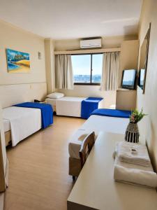 a hotel room with two beds and a television at klein Ville Esteio Br in Esteio