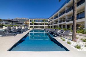 an image of a swimming pool at a hotel at La Finestra in Nydri