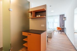 a small room with a kitchen and a hallway at Boardinghouse Air Tech Campus - smart Check-in in Weßling