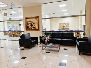 a lobby with couches and chairs and a table at klein Ville Esteio Br in Esteio