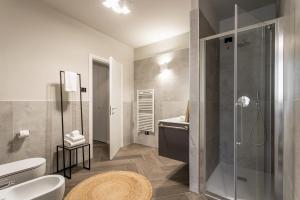 a bathroom with a shower and a toilet and a sink at GuestHost - Vivaldi Inverno Apartment in Treviglio