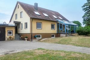 a large yellow house with a lot of windows at Hesselberg-Oase Ferienhof Hüttner in Röckingen
