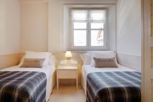 Llit o llits en una habitació de Val de Ruda Luxe 45 by FeelFree Rentals