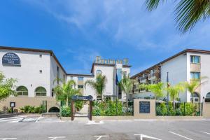 a rendering of the front of a hotel with a parking lot at Promotel in Carros