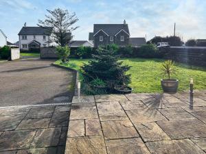 a yard with a house and a driveway at The Barn in Helston