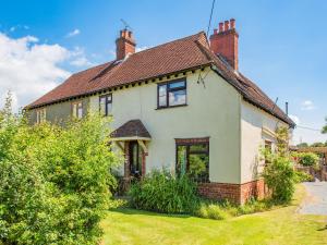 a white house with a brown roof at Egmont Farmhouse in Newenden