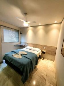 a bedroom with a bed and a ceiling fan at Hotel Rio Claro in Rio Claro +25 photos