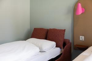 ein Bett mit zwei Kissen darauf in einem Zimmer in der Unterkunft Bunks at Rode in Oslo
