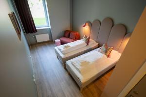 ein kleines Zimmer mit zwei Betten und einem Stuhl in der Unterkunft Bunks at Rode in Oslo + 114 Fotos