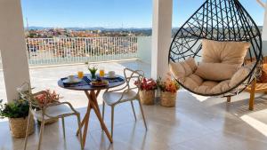 a patio with a table and chairs on a balcony at Pousada Vista Chic in Cunha