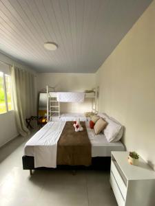 a bedroom with a large bed in a room at Casa do Lago - Casa de Campo em Campina Grande do Sul in Campina Grande do Sul