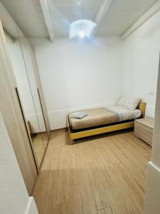 a small bedroom with a bed in a room at Il Quarzo in Càbras