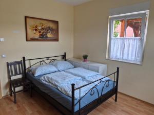 a bedroom with a bed and a window at Sonniges Zimmer im Einfamilienhaus in Berlin