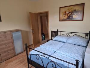 a bedroom with a bed and a painting on the wall at Sonniges Zimmer im Einfamilienhaus in Berlin