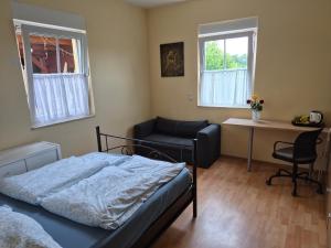 a bedroom with a bed and a table and a chair at Sonniges Zimmer im Einfamilienhaus in Berlin