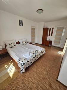 a bedroom with a large bed in a room at Cтаи за гости Бърдареви in Bansko