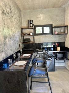 a kitchen with a table and chairs in a room at Hospedagem Terras Raras Patrimônio da Penha in Divino de São Lourenço