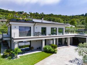 an aerial view of a house with a garden at Villa Casara Design and Relax Lago di Garda in Costermano
