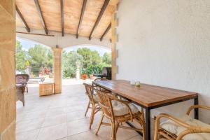 a dining room with a wooden table and chairs at Villa Romana Bonaire in Cielo de Bonaire 