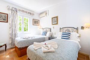 a bedroom with two beds with towels on them at Villa Romana Bonaire in Cielo de Bonaire  +23 photos