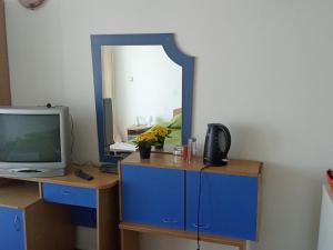 a room with a desk with a tv and a mirror at Studio A in Sveti Vlas