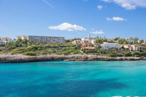Una vista aérea de una playa con edificios y el océano. en Es Mirador, en Cala Mendia