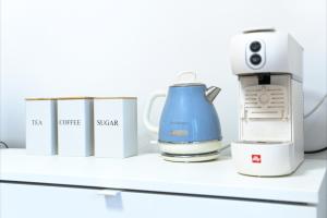 a kitchen counter with a coffee maker and a blender at Appartamento con veranda tra Roma e il mare in Vitinia
