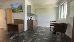 a living room with a table and a kitchen at CHM Boarding Worms in Worms +2 photos