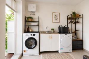 a laundry room with a washer and dryer at Dimora Camponobile - Turi in Turi